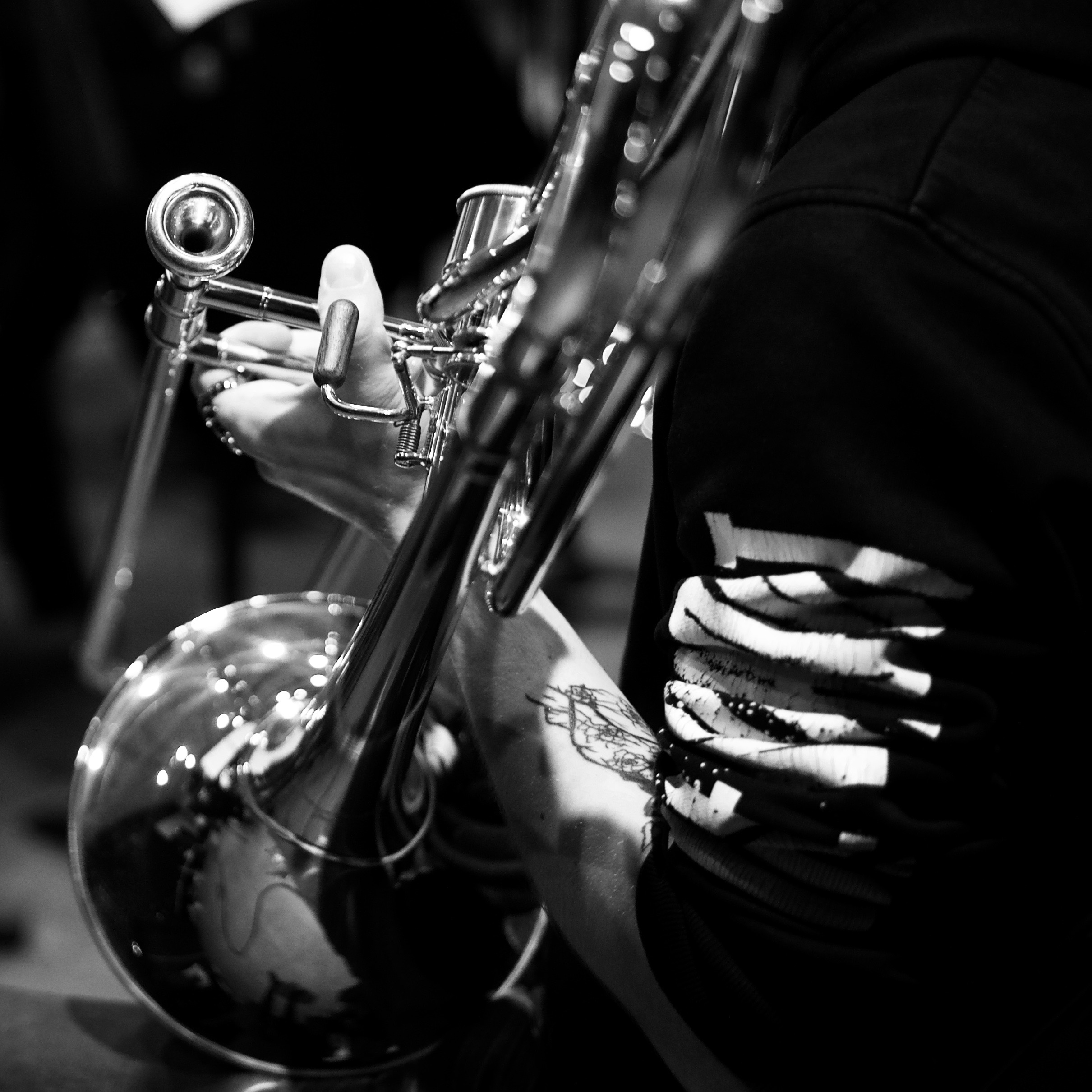 Photo noir et blanc d'un trombone dans les mains d'un musicien.