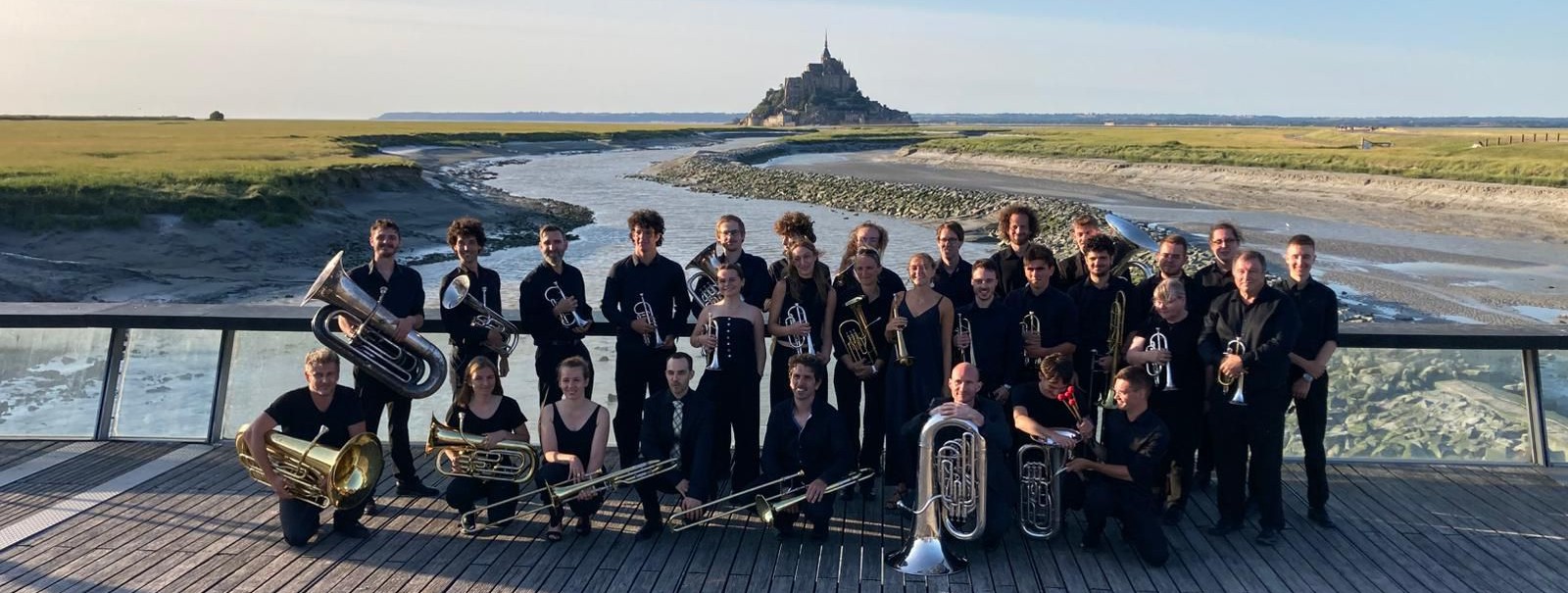 Le brass band de haute bretagne devant le mont saint-michel. Orchestre classique Rennes.